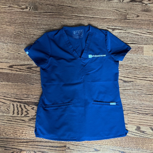 FIGS Casma™ Three-Pocket Scrub Top Navy XS - Picture 2 of 4